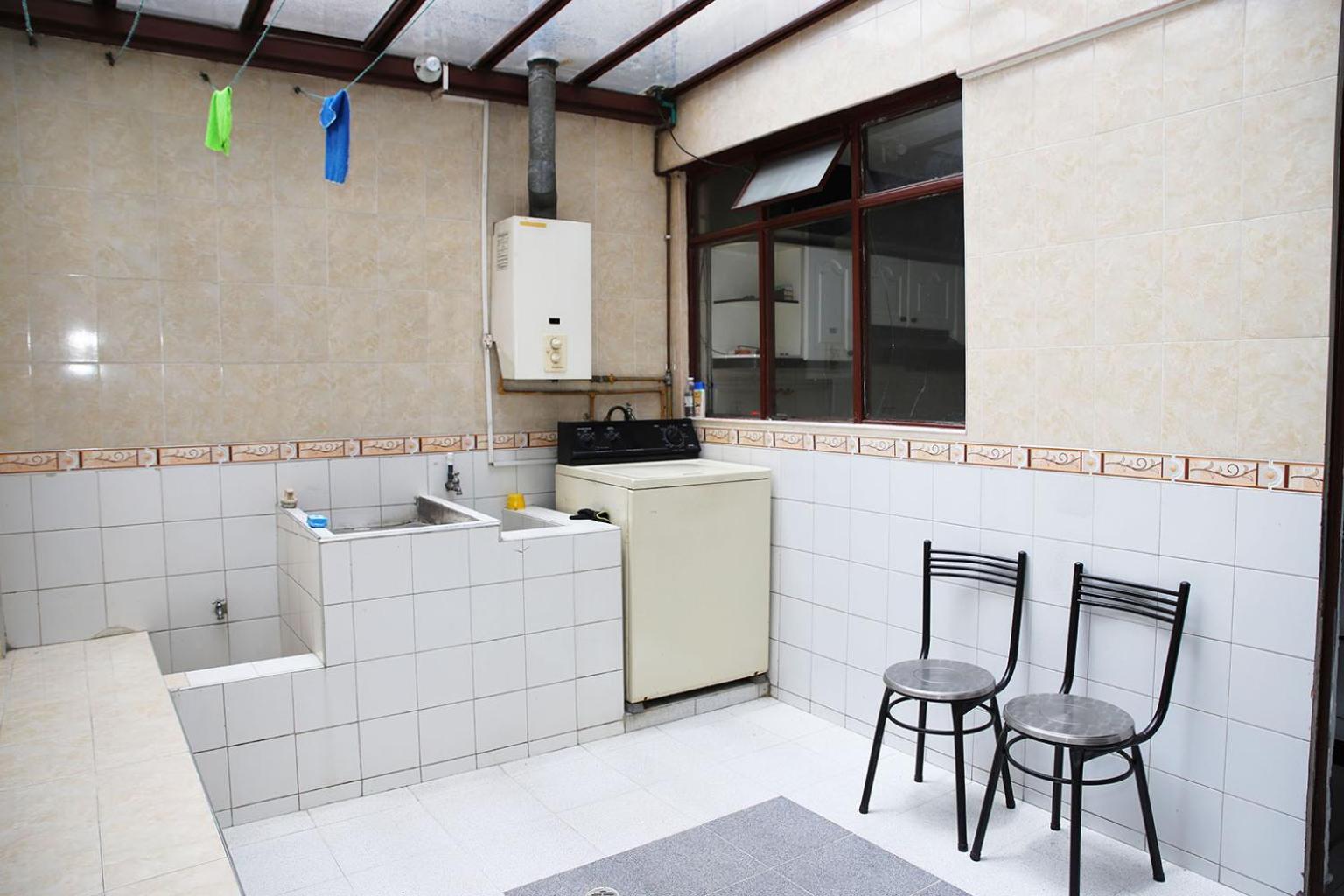 Habitación grande con iluminación natural, central