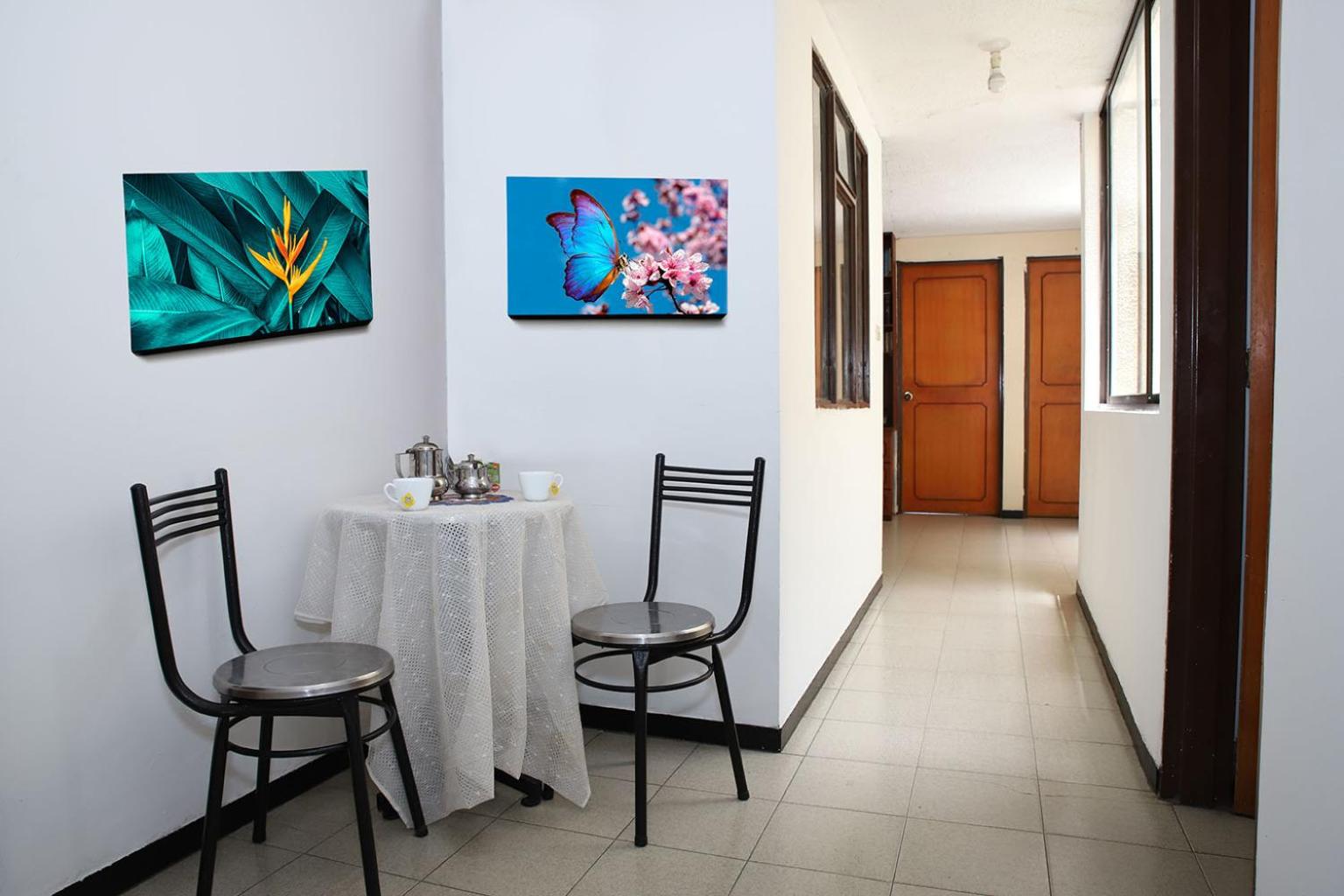 Habitación grande con iluminación natural, central