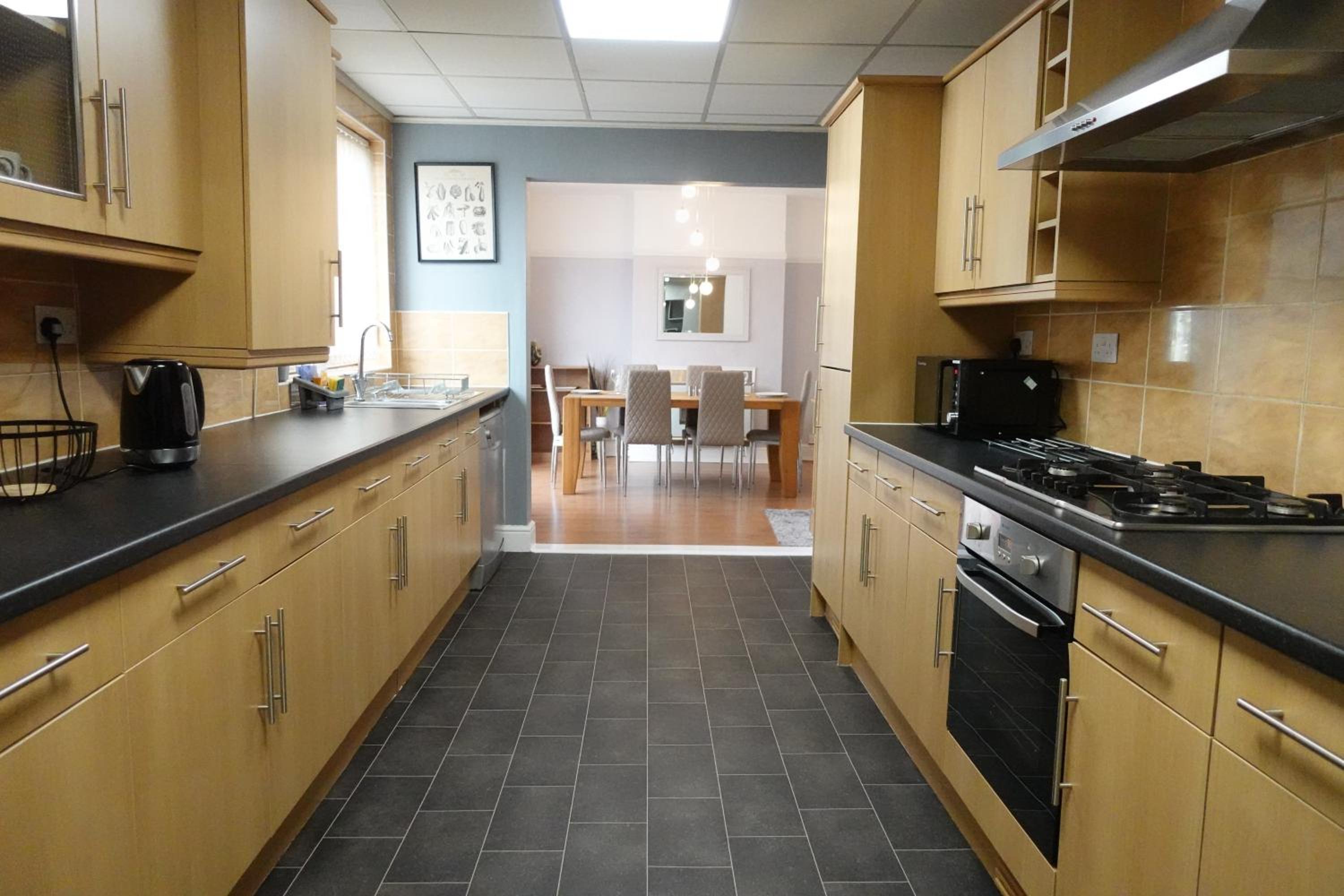Large 4 Bed House, Sleeps 7, Near NEC, BHX, City Centre view 4