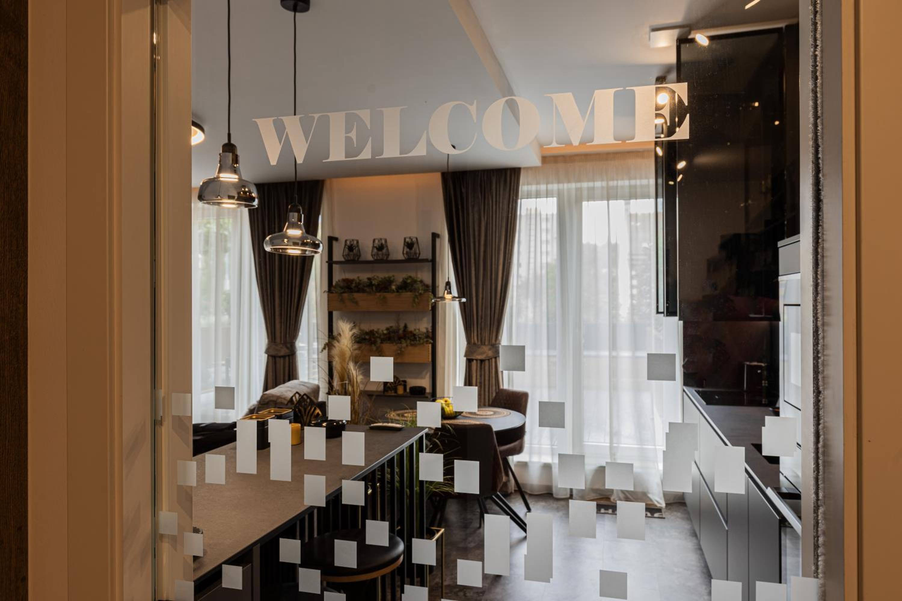 DH Private Flowers Terrace and Sauna Luxury Apartment 2kk, 2x SmartTV-NETFLIX, Free Parking, Gym