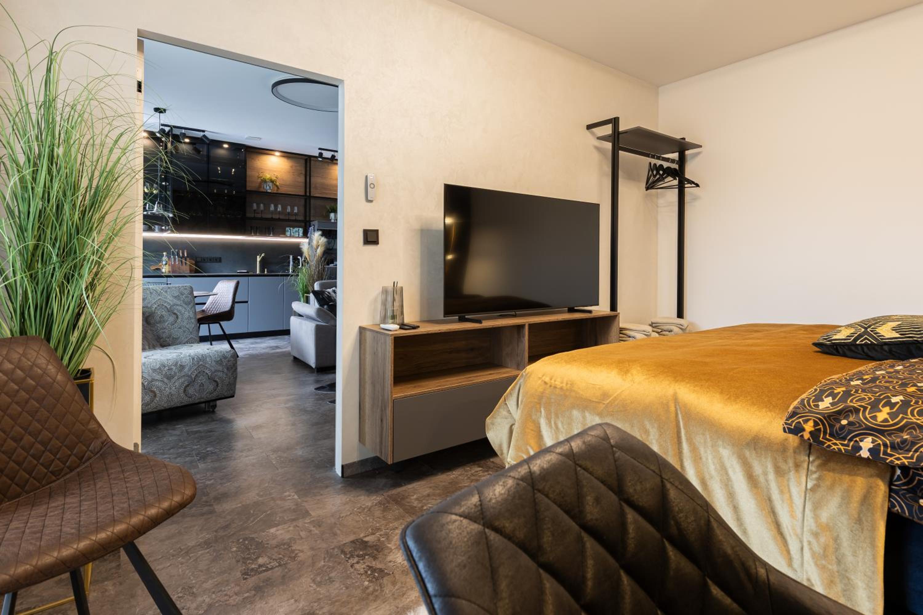 DH Private Flowers Terrace and Sauna Luxury Apartment 2kk, 2x SmartTV-NETFLIX, Free Parking, Gym