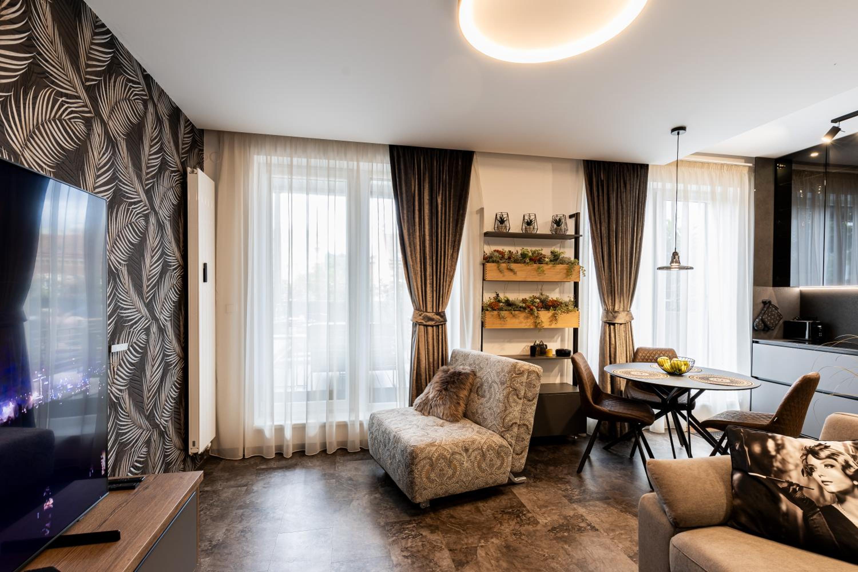 DH Private Flowers Terrace and Sauna Luxury Apartment 2kk, 2x SmartTV-NETFLIX, Free Parking, Gym