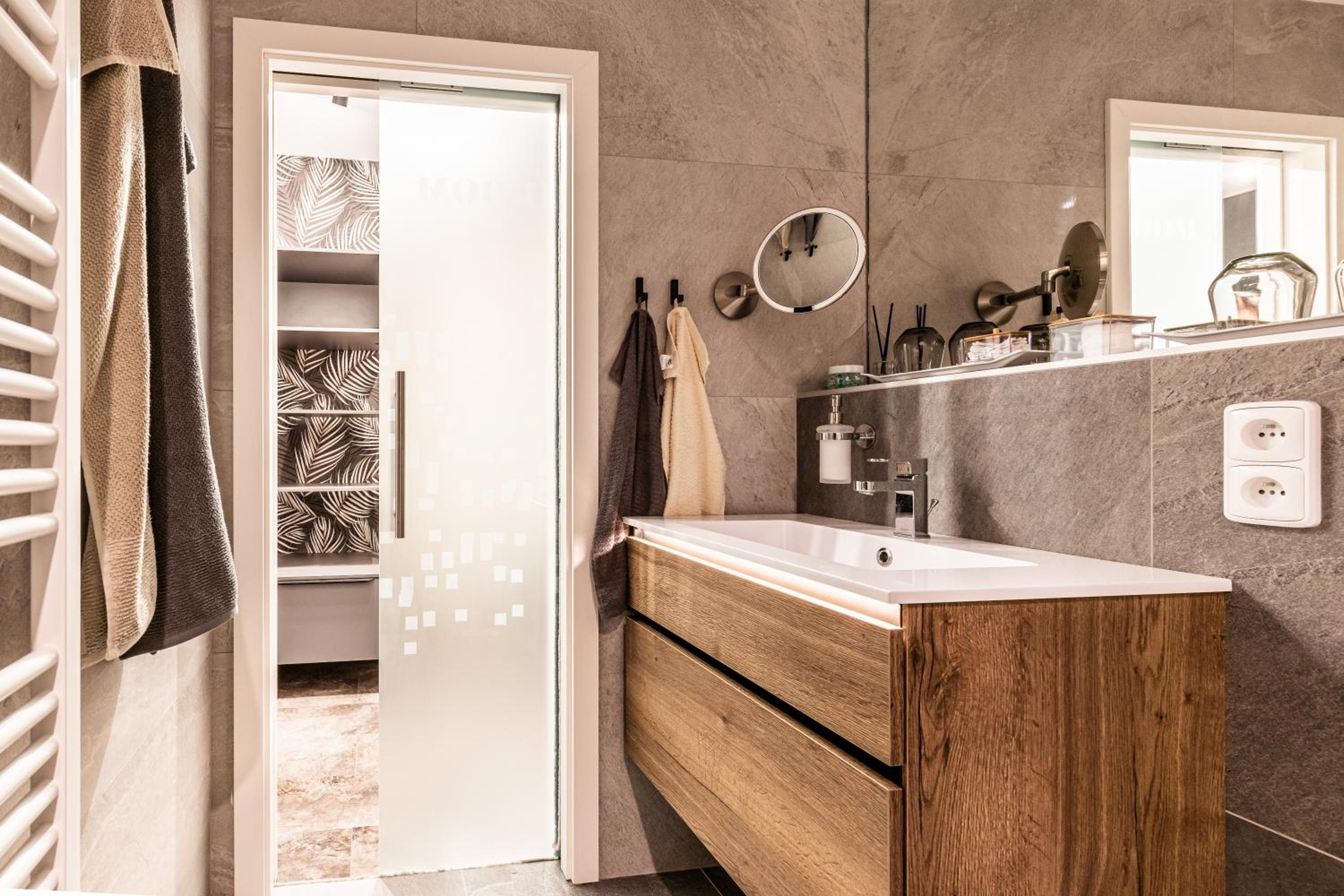 DH Private Flowers Terrace and Sauna Luxury Apartment 2kk, 2x SmartTV-NETFLIX, Free Parking, Gym