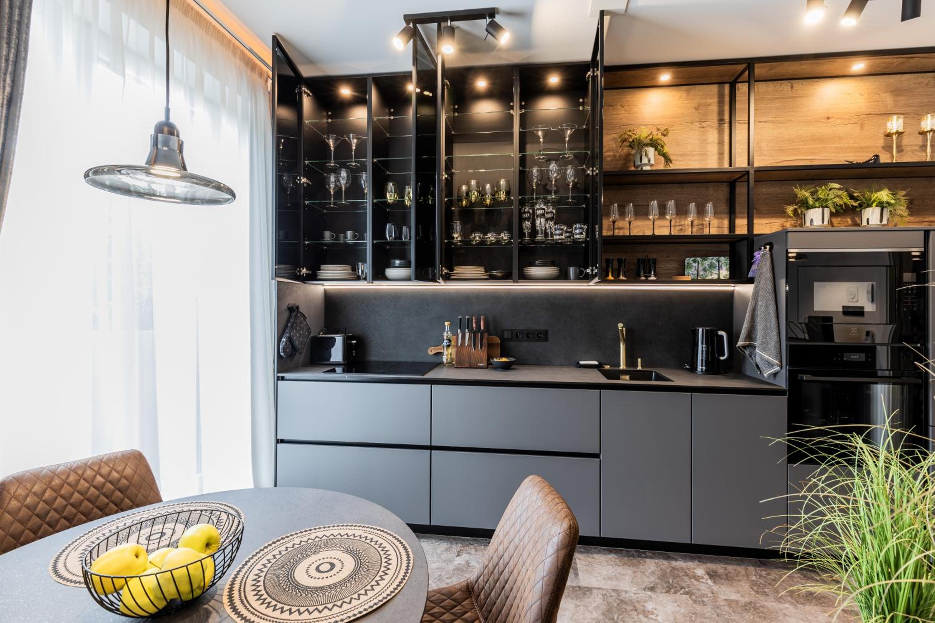 DH Private Flowers Terrace and Sauna Luxury Apartment 2kk, 2x SmartTV-NETFLIX, Free Parking, Gym