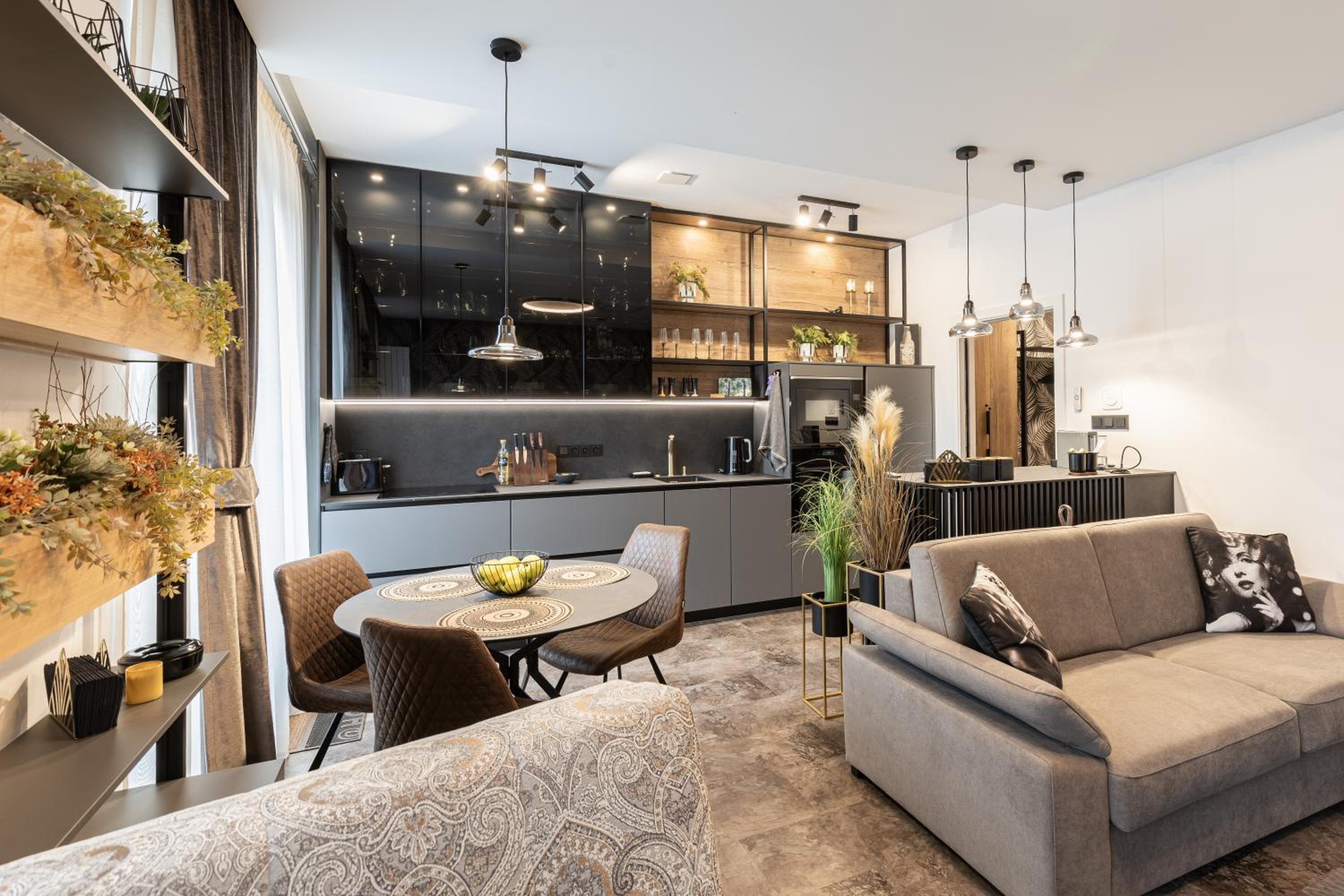 DH Private Flowers Terrace and Sauna Luxury Apartment 2kk, 2x SmartTV-NETFLIX, Free Parking, Gym