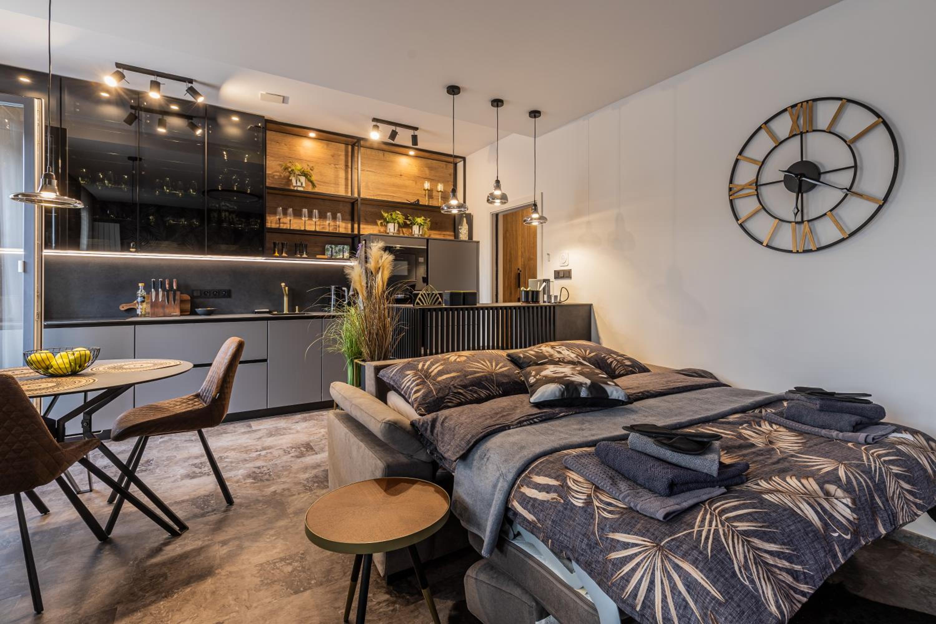 DH Private Flowers Terrace and Sauna Luxury Apartment 2kk, 2x SmartTV-NETFLIX, Free Parking, Gym