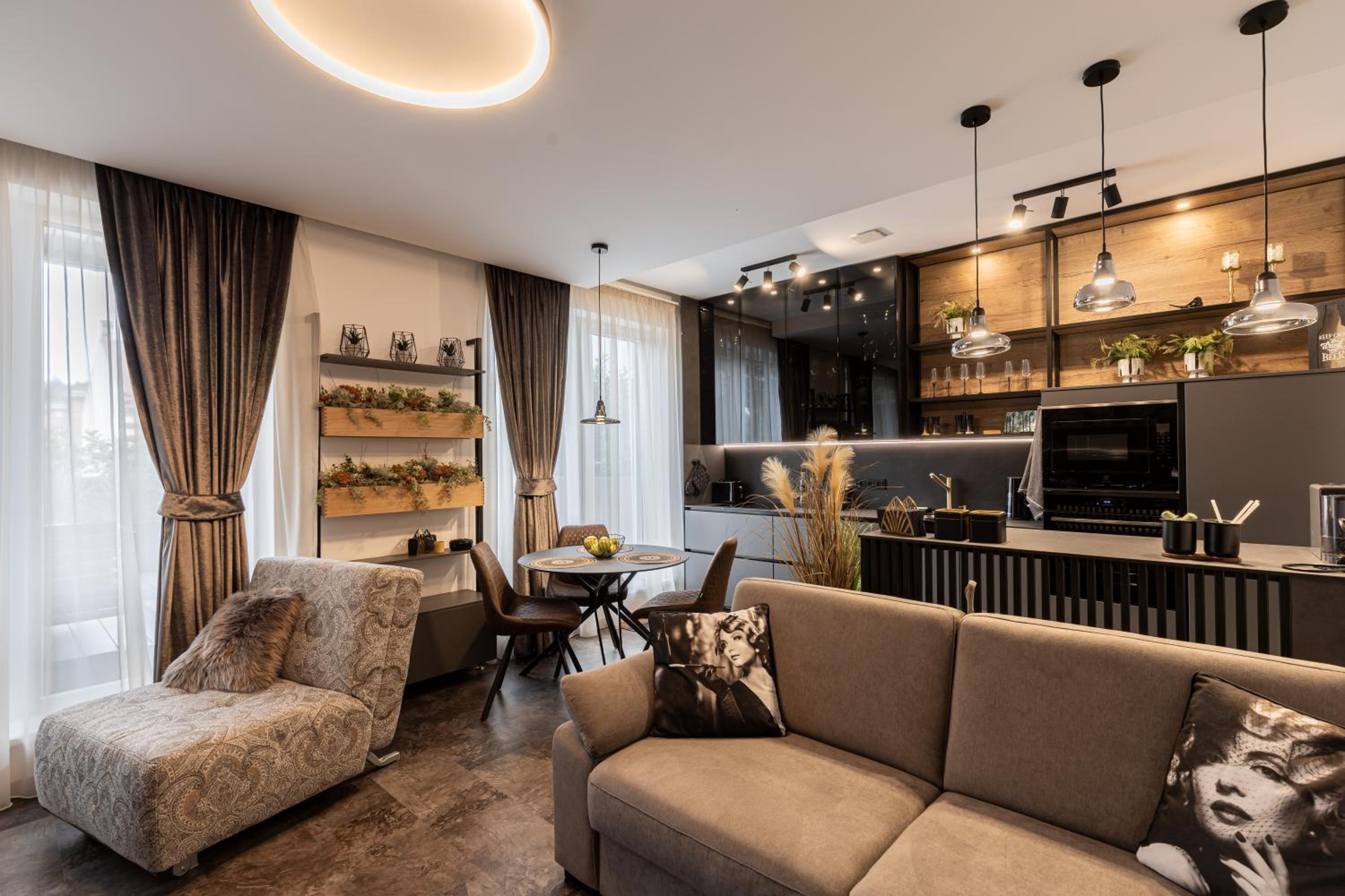 DH Private Flowers Terrace and Sauna Luxury Apartment 2kk, 2x SmartTV-NETFLIX, Free Parking, Gym