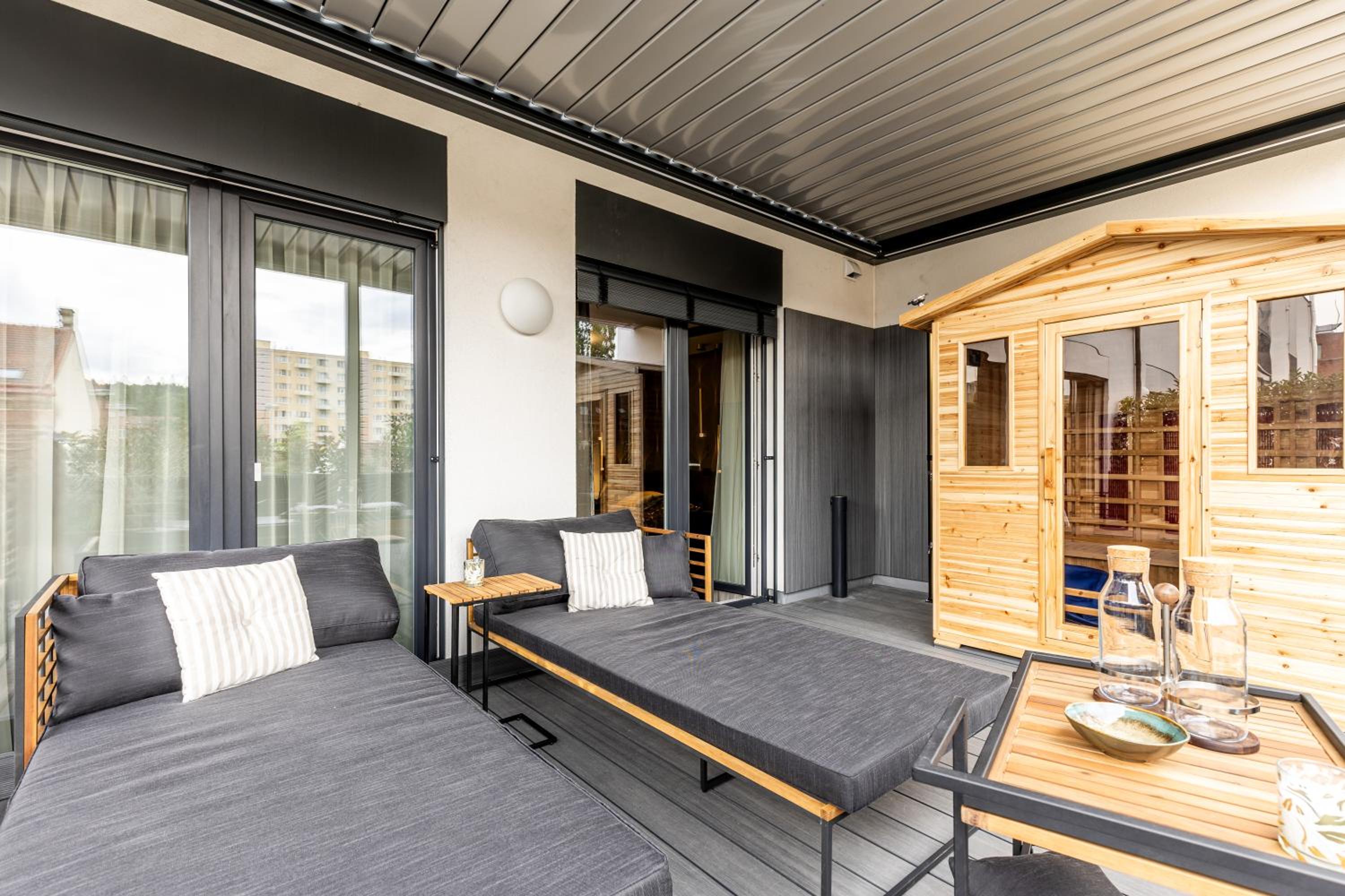 DH Private Flowers Terrace and Sauna Luxury Apartment 2kk, 2x SmartTV-NETFLIX, Free Parking, Gym