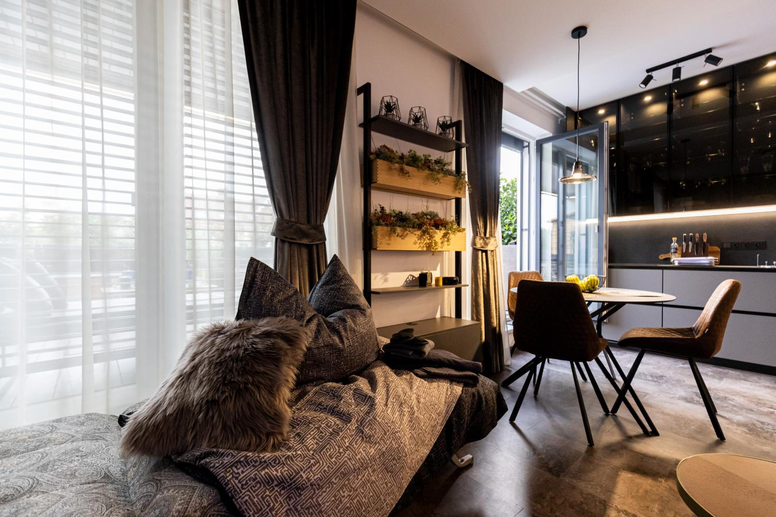 DH Private Flowers Terrace and Sauna Luxury Apartment 2kk, 2x SmartTV-NETFLIX, Free Parking, Gym