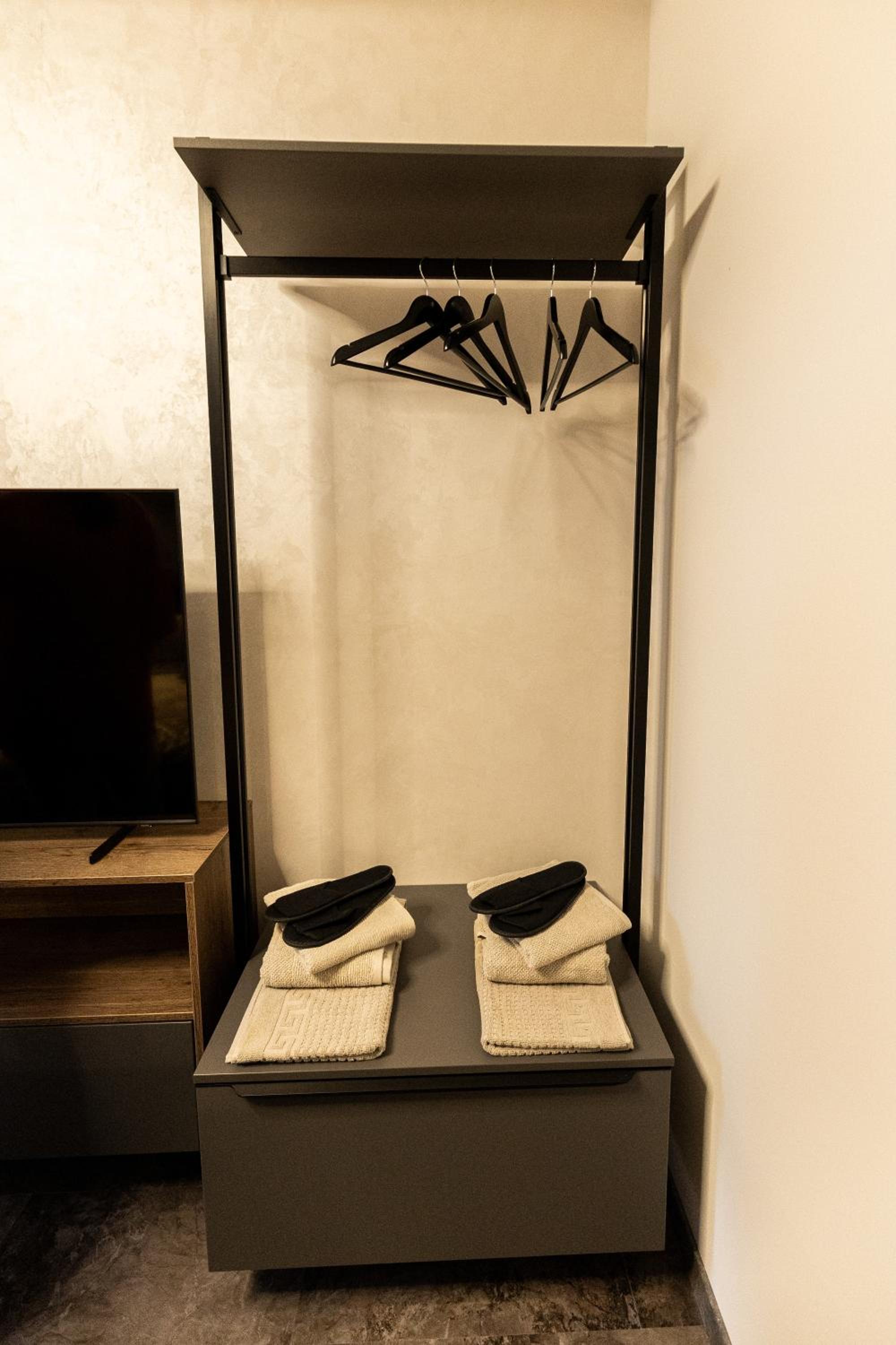 DH Private Flowers Terrace and Sauna Luxury Apartment 2kk, 2x SmartTV-NETFLIX, Free Parking, Gym