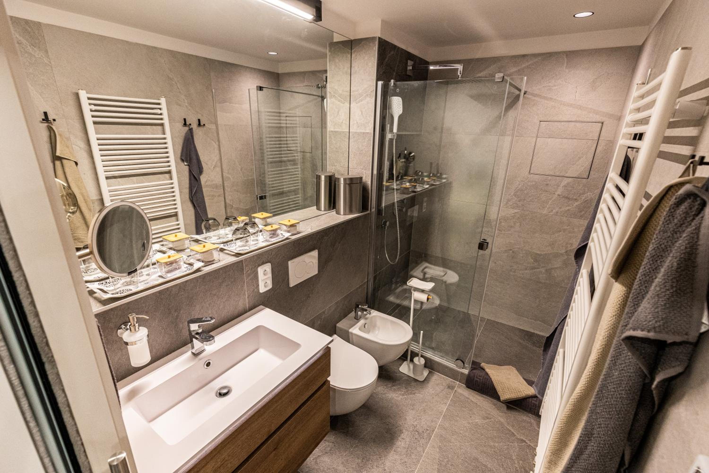 DH Private Flowers Terrace and Sauna Luxury Apartment 2kk, 2x SmartTV-NETFLIX, Free Parking, Gym