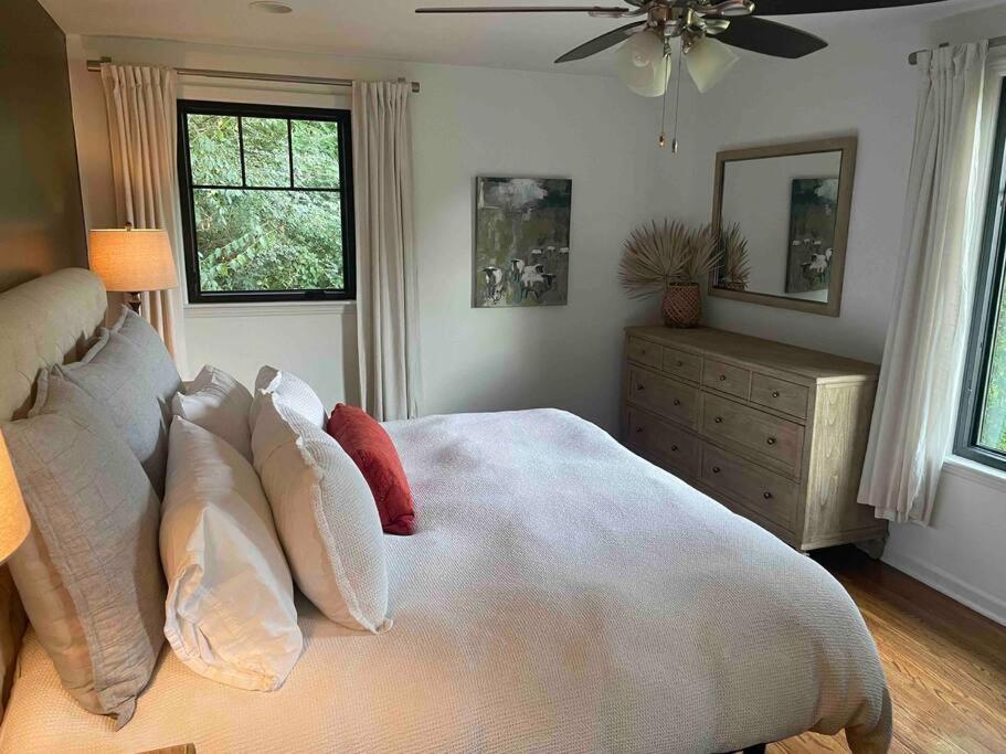 Stylish Private Home 1 mile from Downtown Franklin view 3