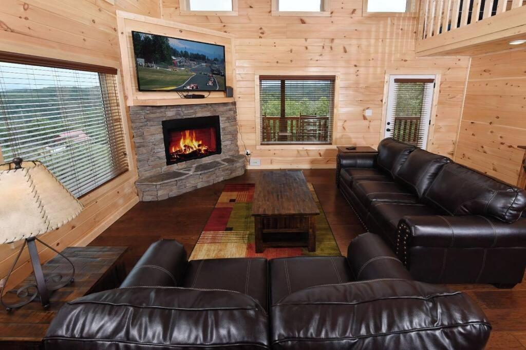 Heavenly Daze Amazing Mountain View, Hot Tub, Game Room! view 2