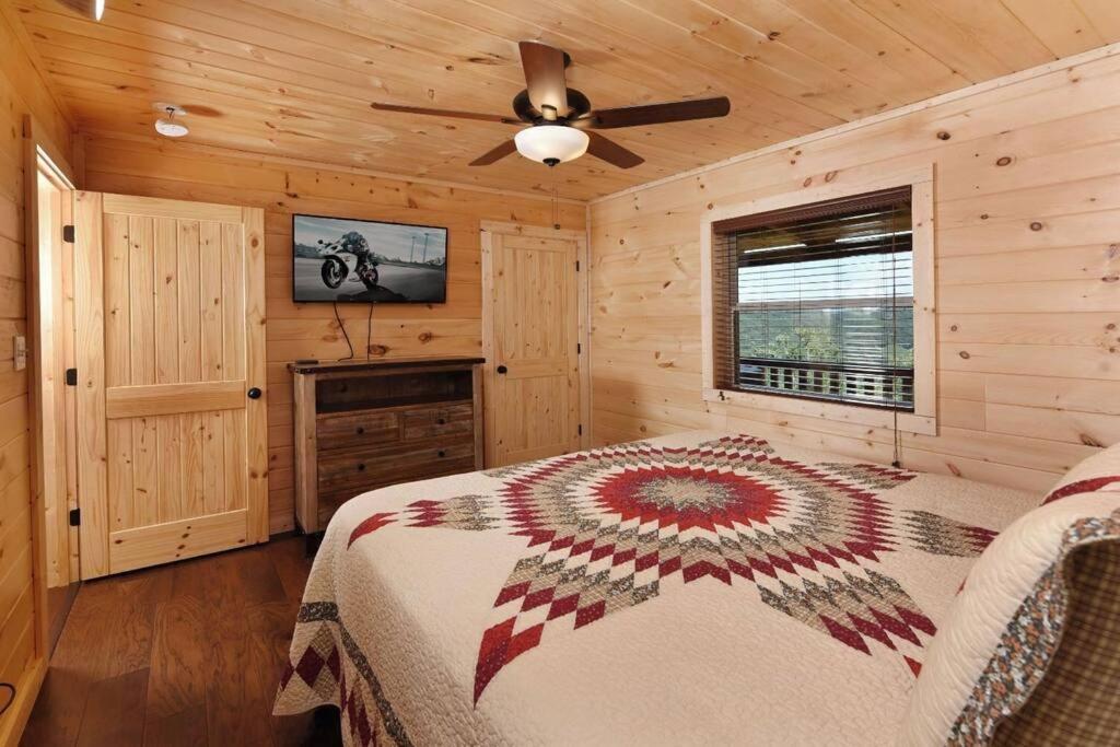 Heavenly Daze Amazing Mountain View, Hot Tub, Game Room! view 3