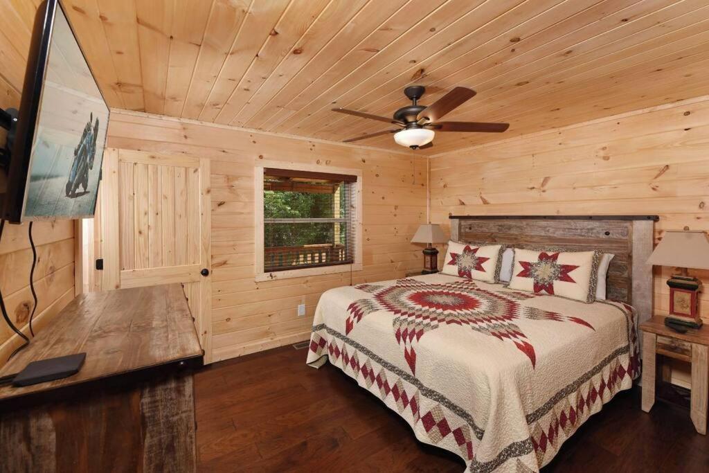 Heavenly Daze Amazing Mountain View, Hot Tub, Game Room! view 5