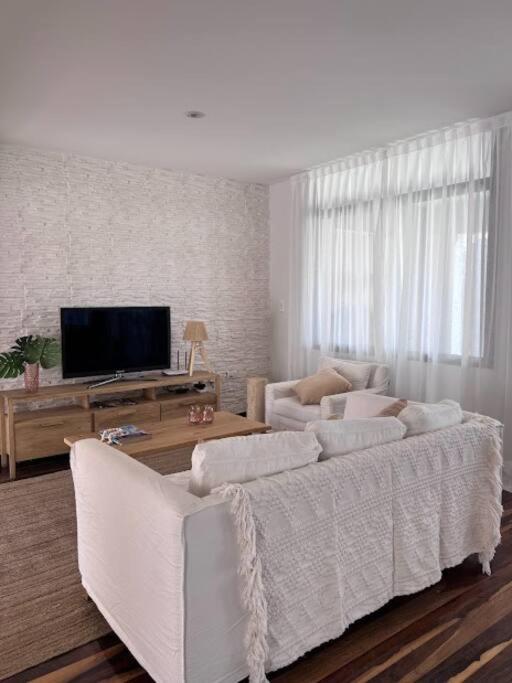 Amplia y luminosa casa con excelente ubicación