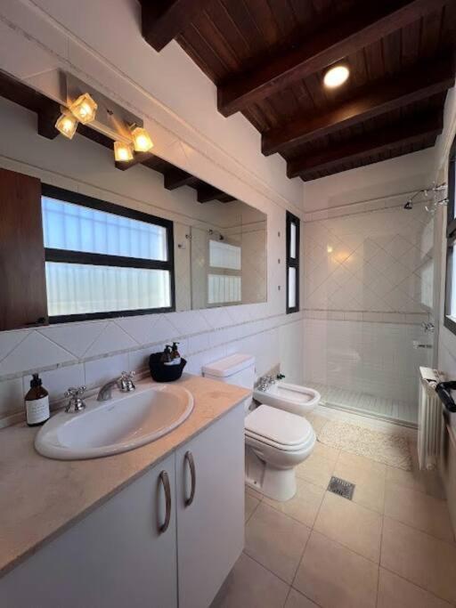 Amplia y luminosa casa con excelente ubicación