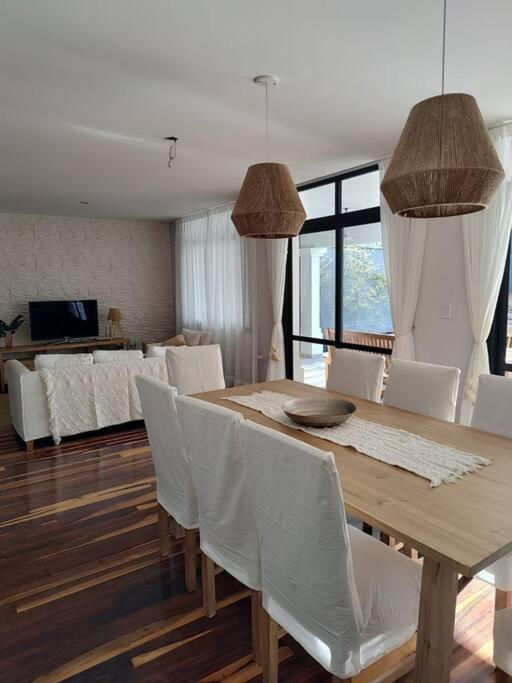 Amplia y luminosa casa con excelente ubicación