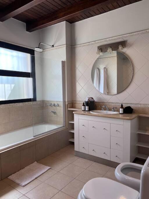 Amplia y luminosa casa con excelente ubicación