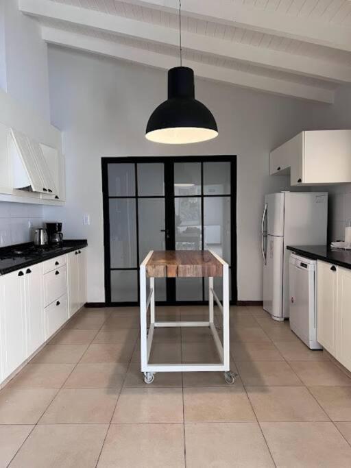 Amplia y luminosa casa con excelente ubicación