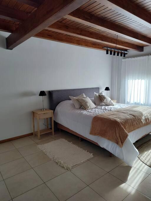 Amplia y luminosa casa con excelente ubicación