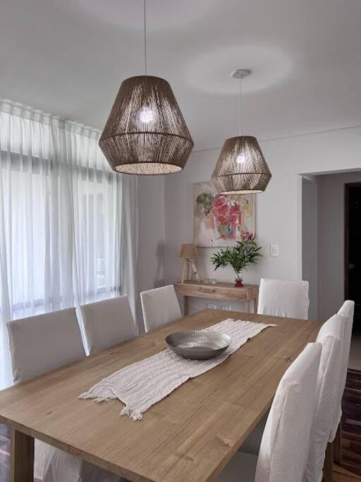 Amplia y luminosa casa con excelente ubicación