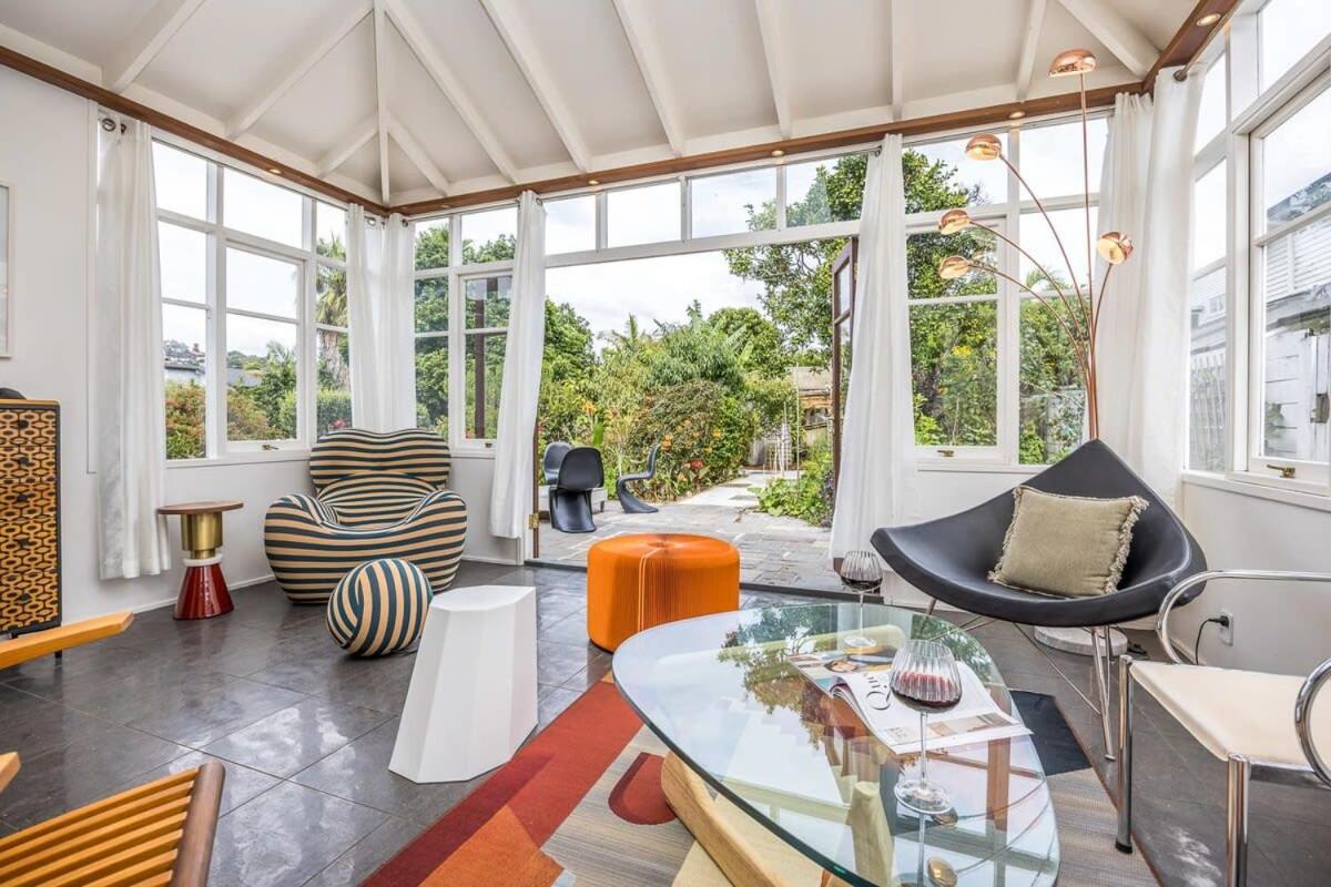 Charming art-deco 3 Bdrm bungalow in city-fringe view 2