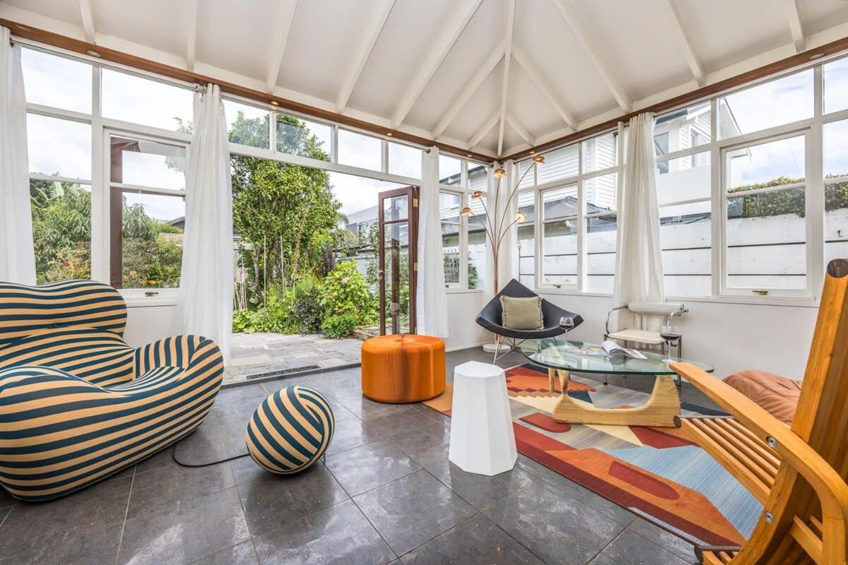 Charming art-deco 3 Bdrm bungalow in city-fringe view 4