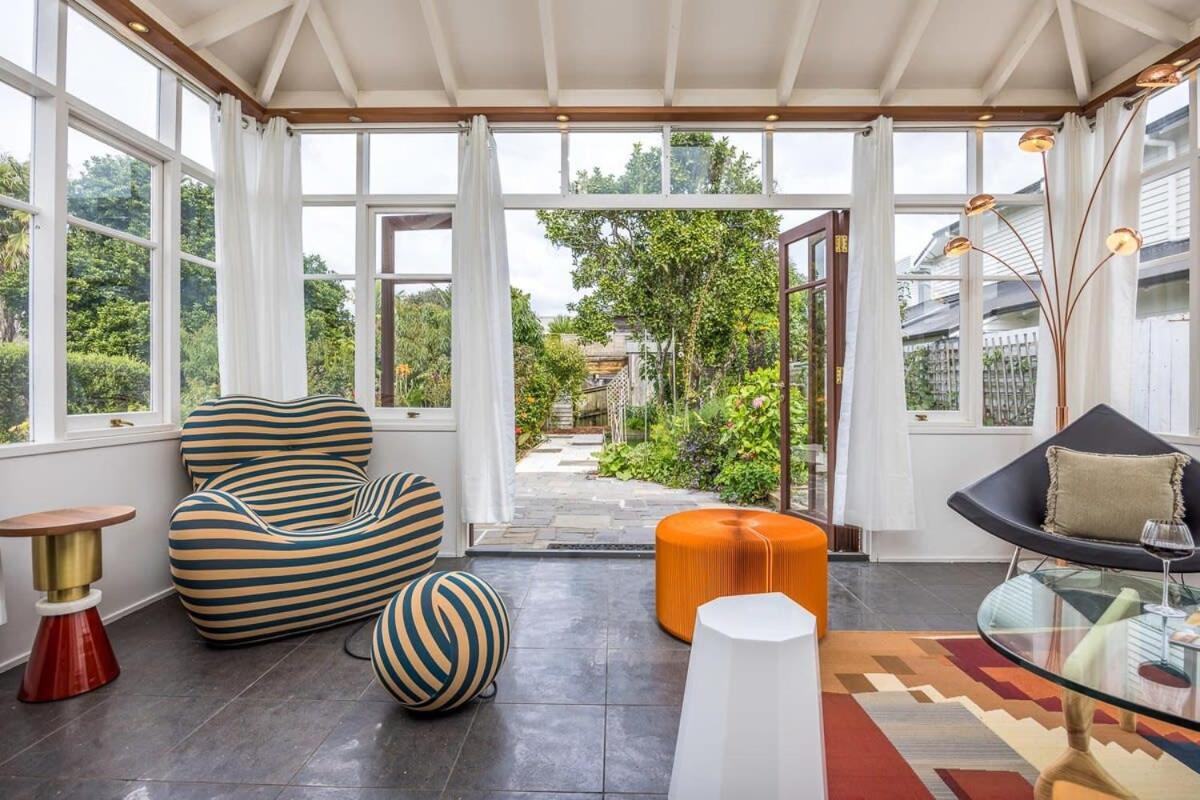 Charming art-deco 3 Bdrm bungalow in city-fringe view 5