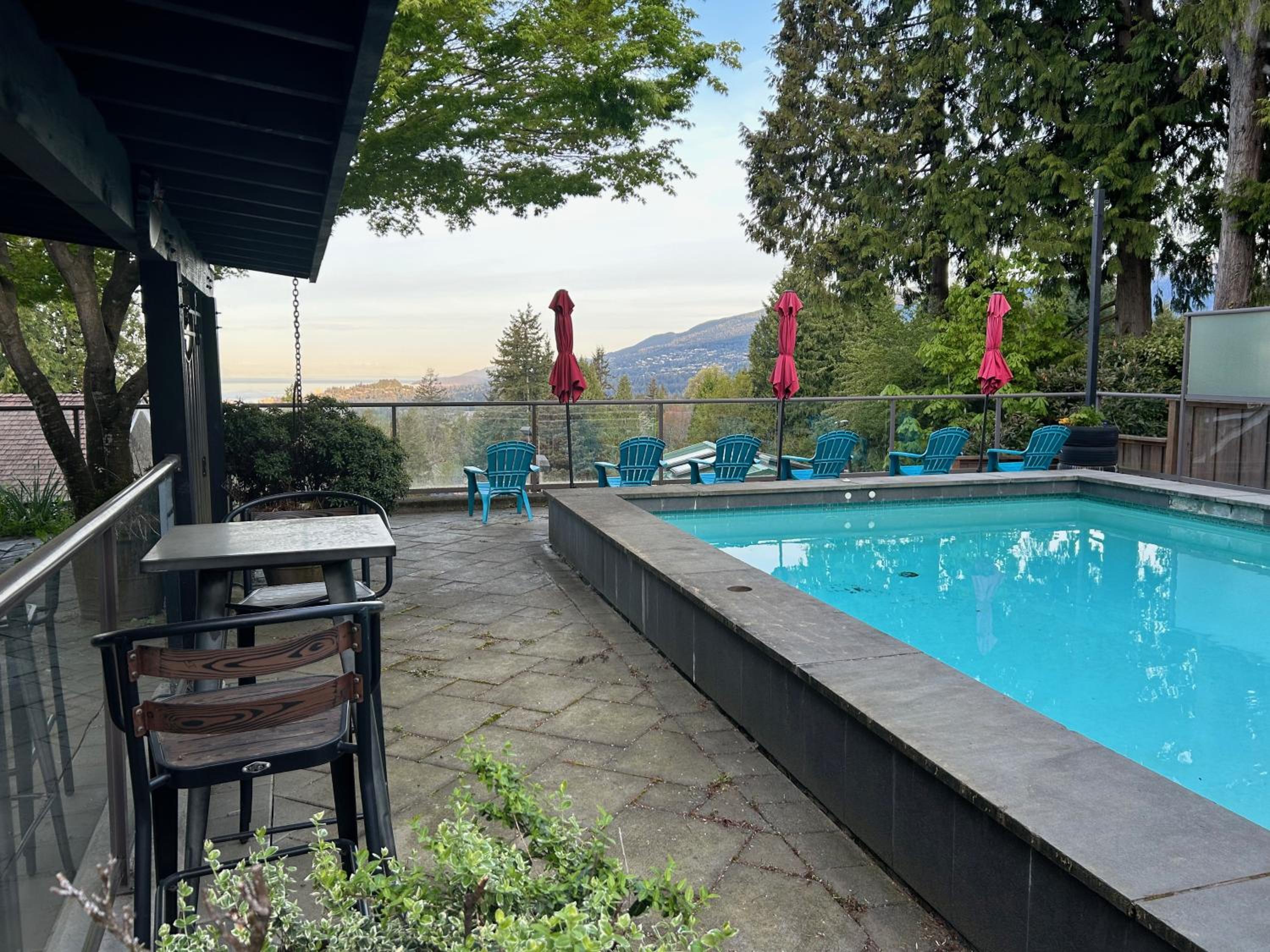Grouse Cheerful large private bedroom, bath, shared deck, pool, hot tub