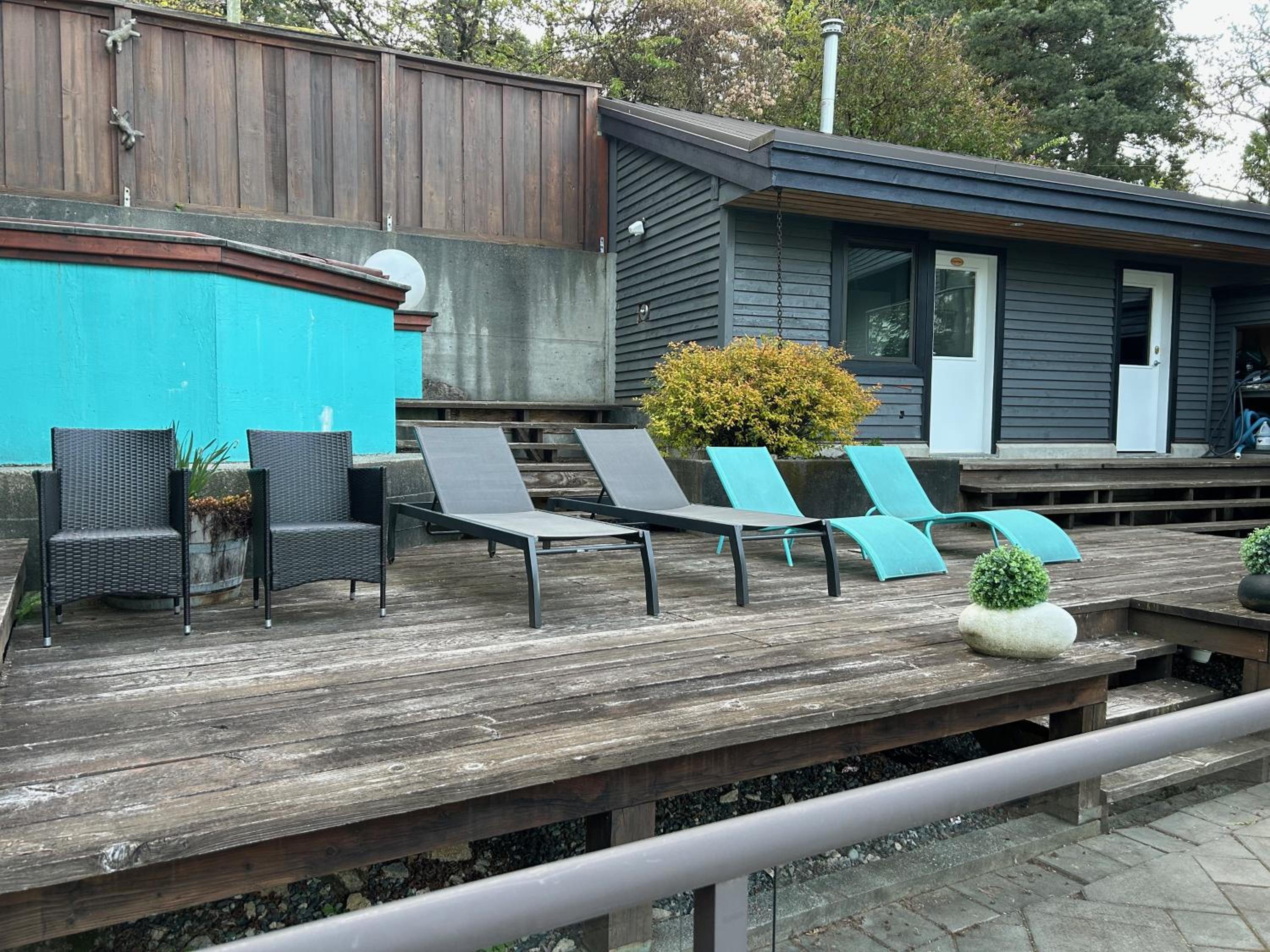 Grouse Cheerful large private bedroom, bath, shared deck, pool, hot tub