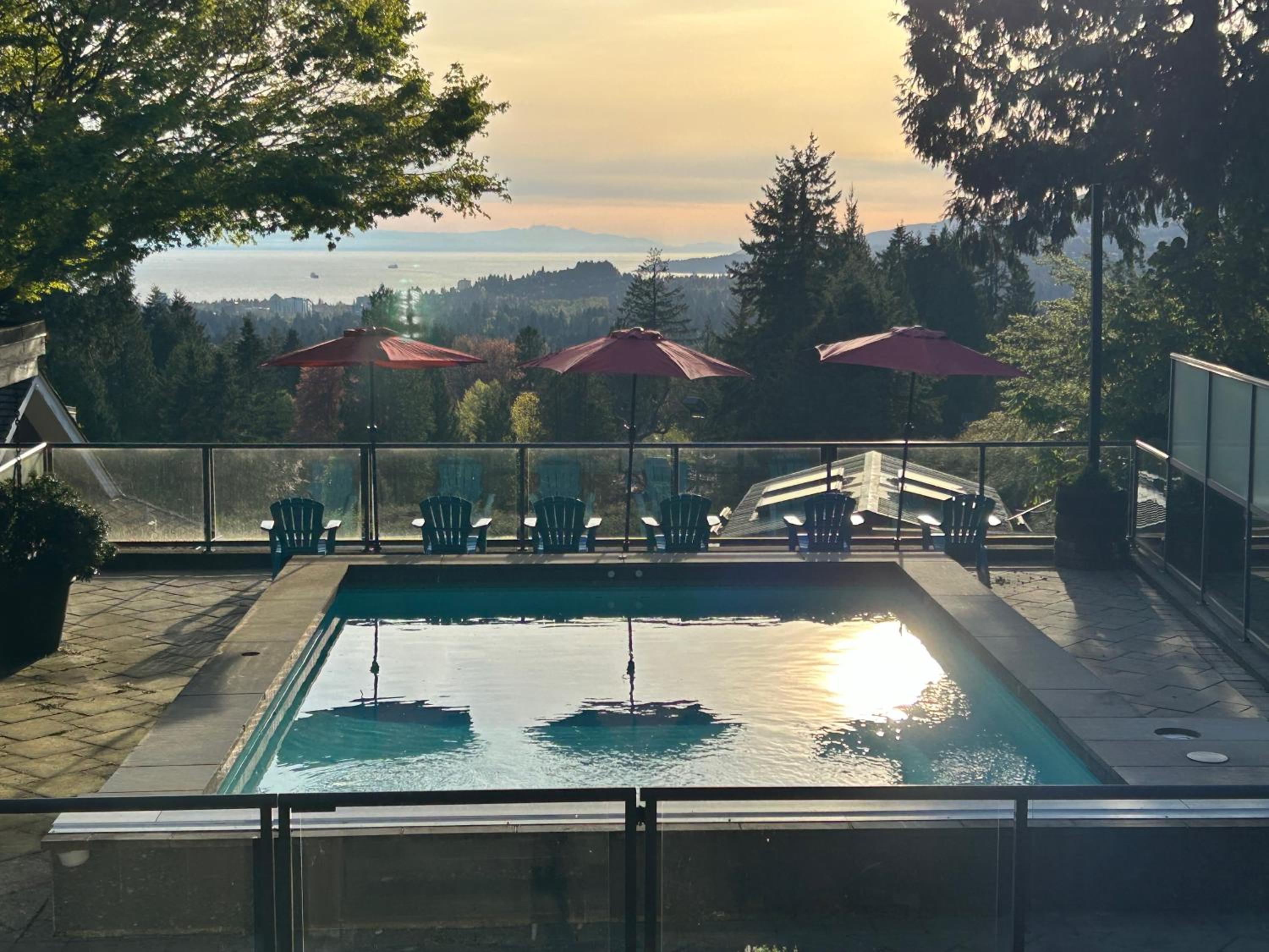 Grouse Cheerful large private bedroom, bath, shared deck, pool, hot tub
