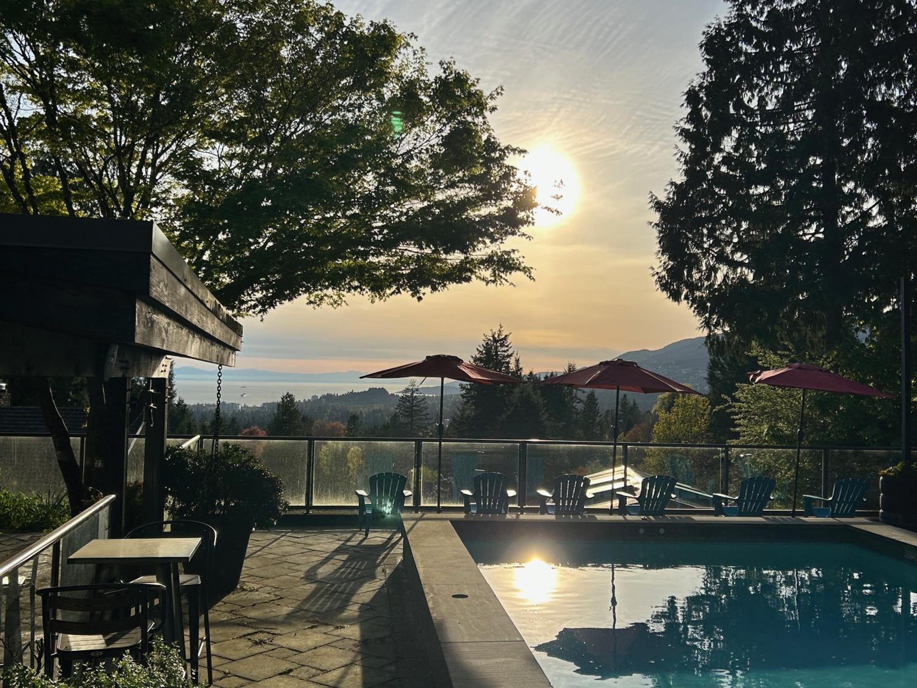Grouse Cheerful large private bedroom, bath, shared deck, pool, hot tub