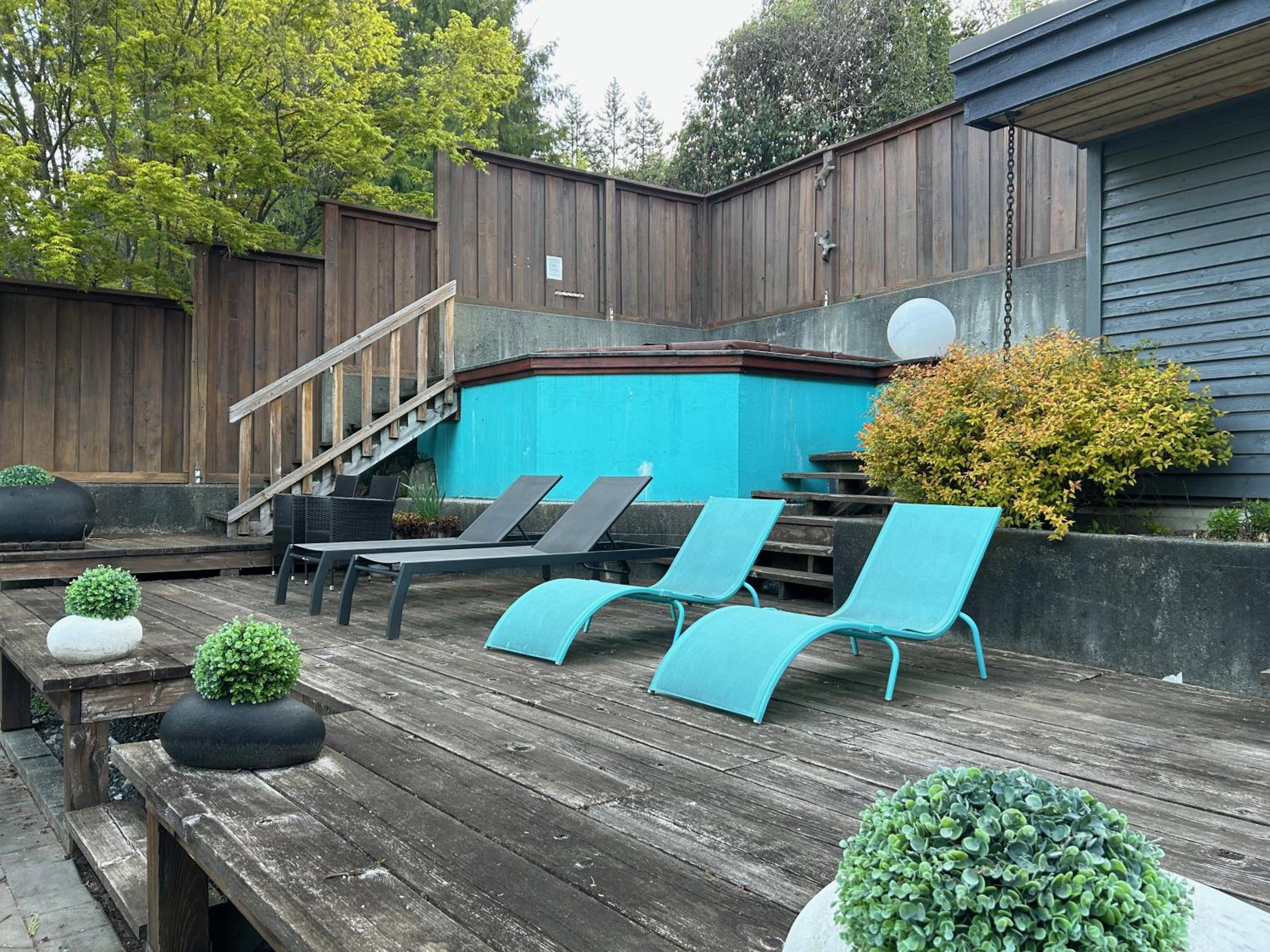 Grouse Cheerful large private bedroom, bath, shared deck, pool, hot tub