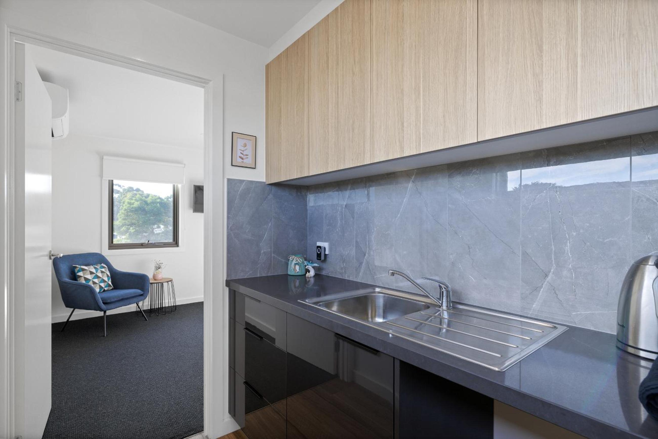 Birchwood Villa Cowes, Pool & Tennis in complex