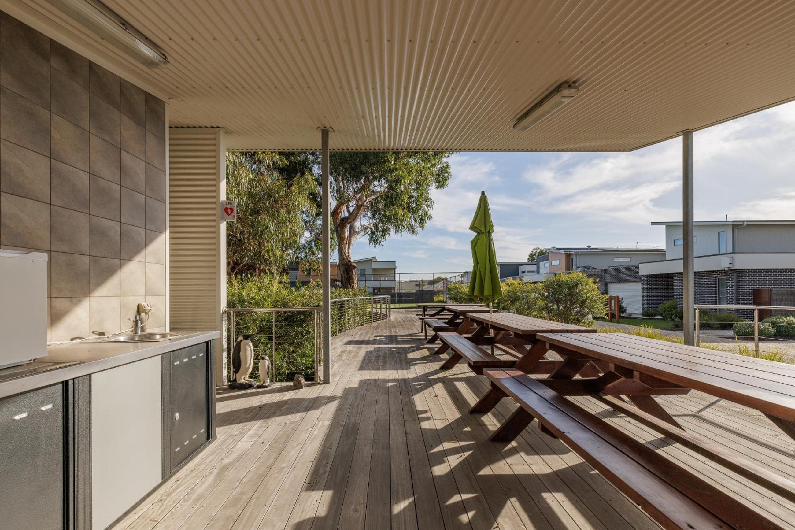 Birchwood Villa Cowes, Pool & Tennis in complex