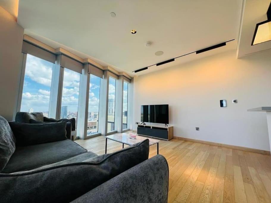 NEW Manhattan Loft Gardens Stratford