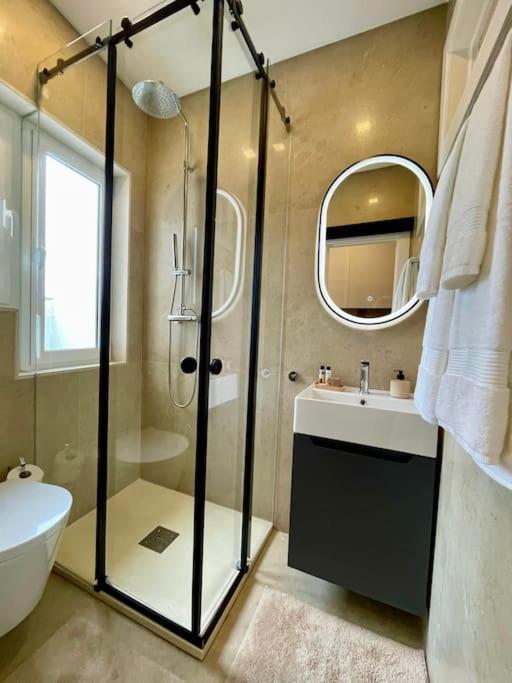 Stylish City Apartment & sunrise from your sofa - Top Stay! view 3