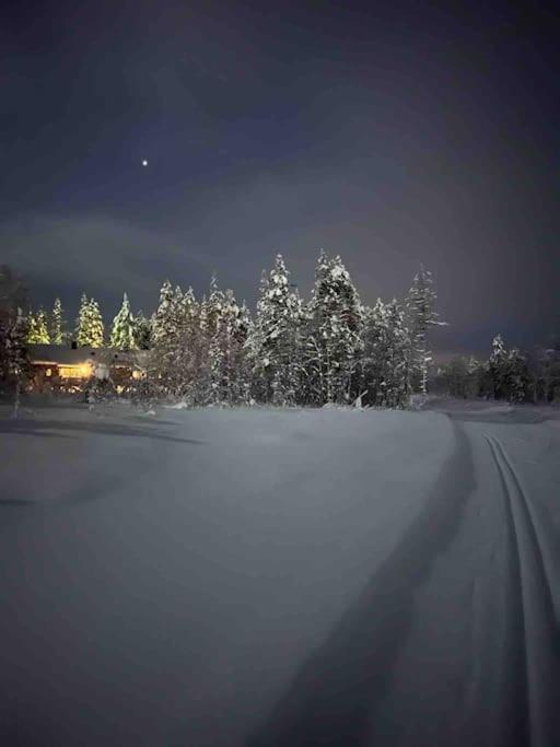 Keloparitalon loma-asunto Ylläs-näkymällä ja paljulla