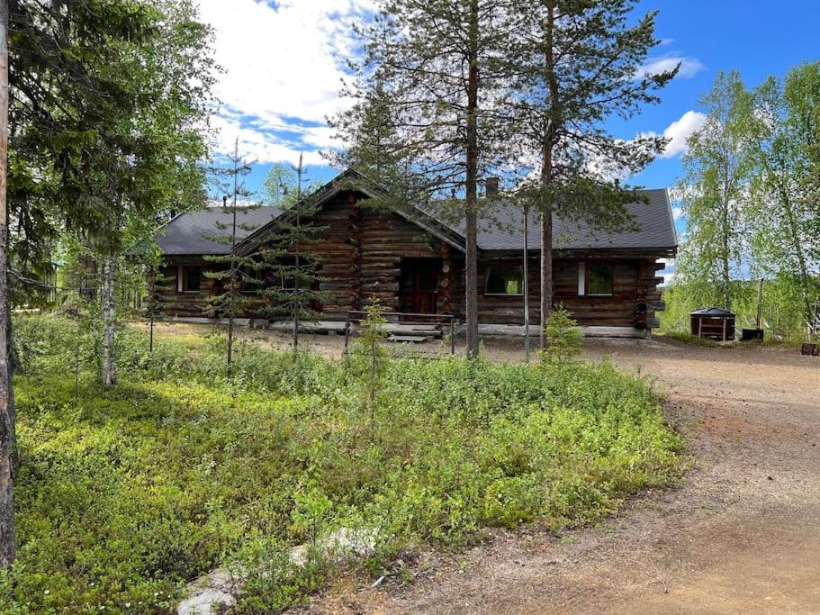 Keloparitalon loma-asunto Ylläs-näkymällä ja paljulla