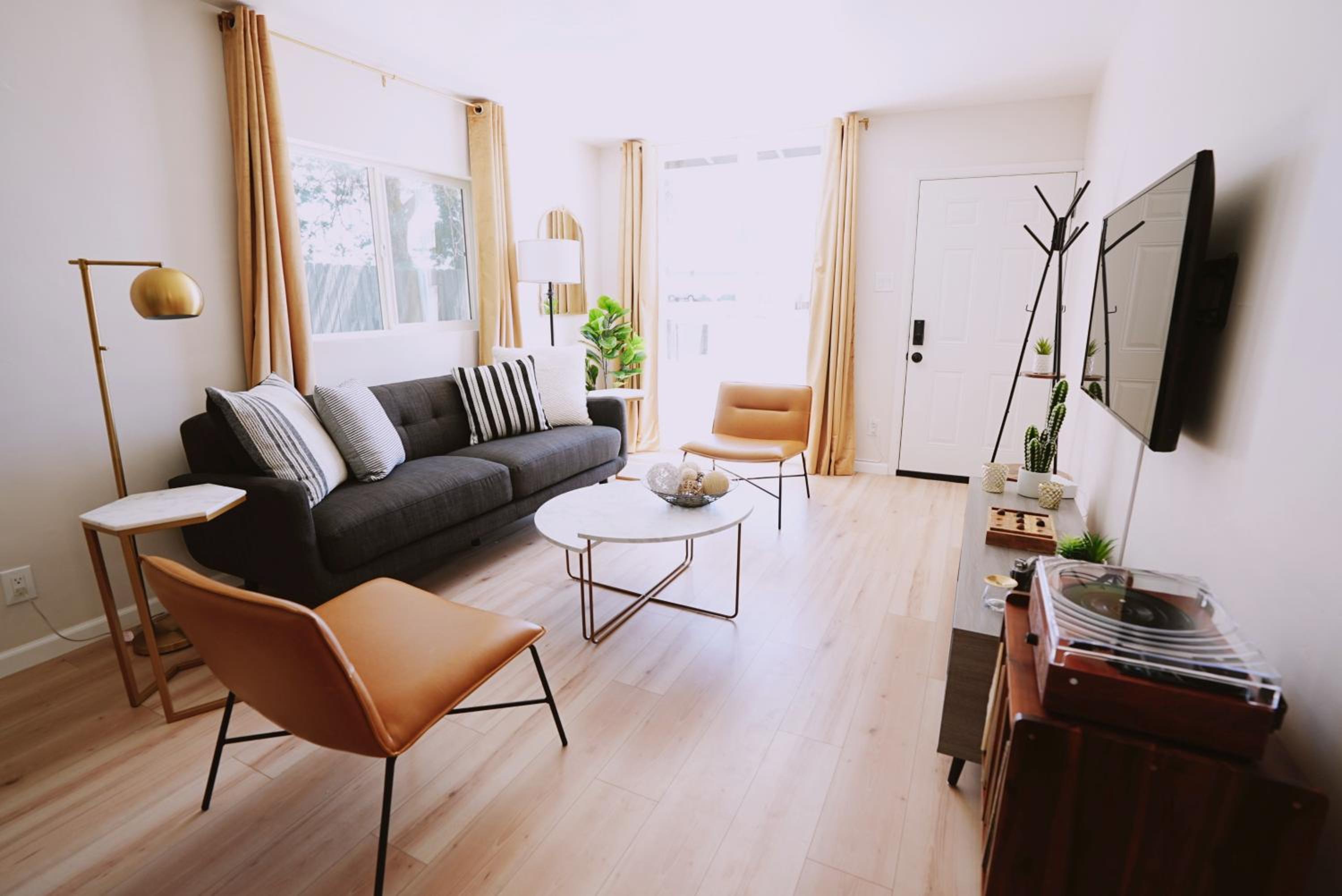 The White House, A Unique ABQ Stay in Central Location near Uptown view 2