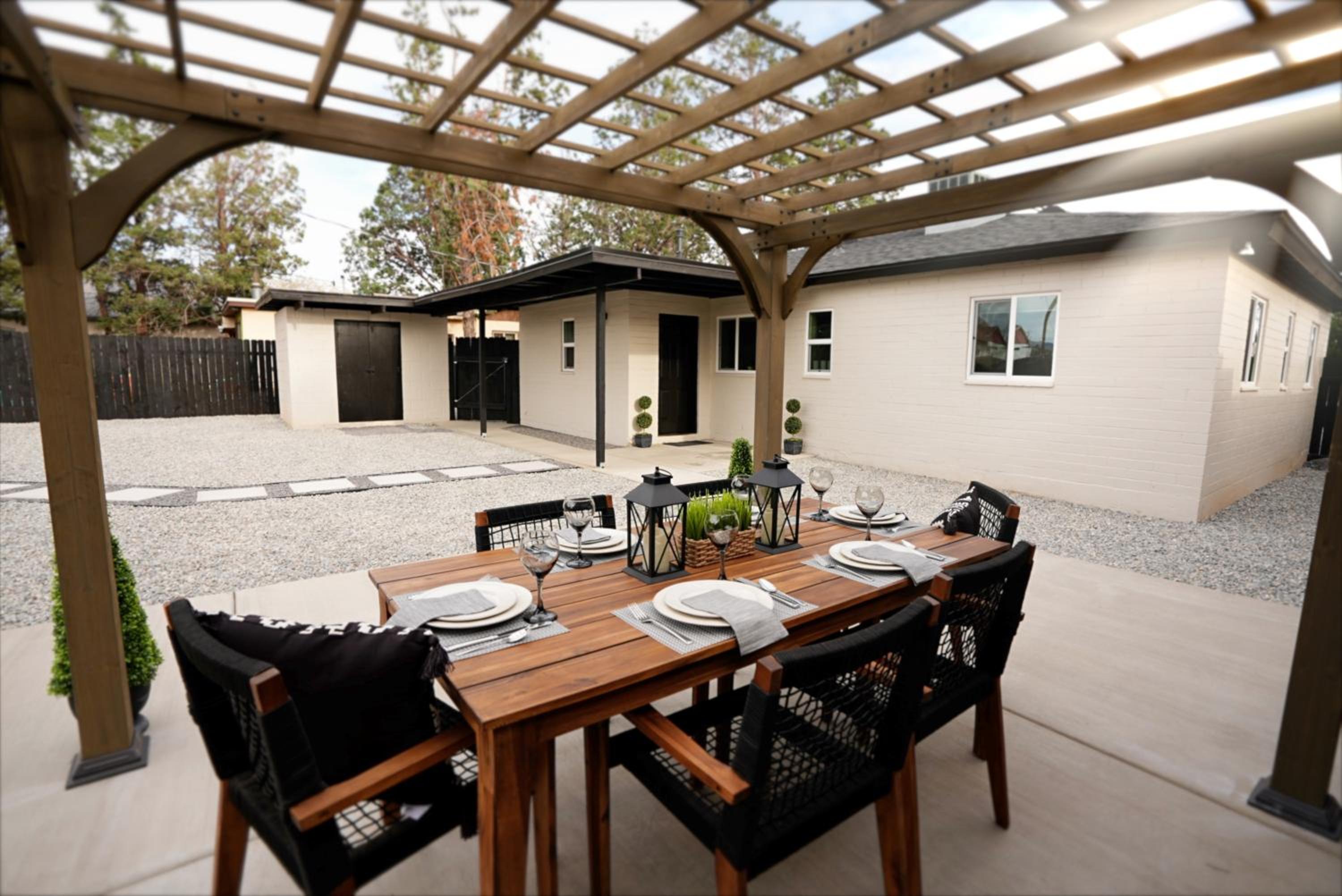The White House, A Unique ABQ Stay in Central Location near Uptown view 5