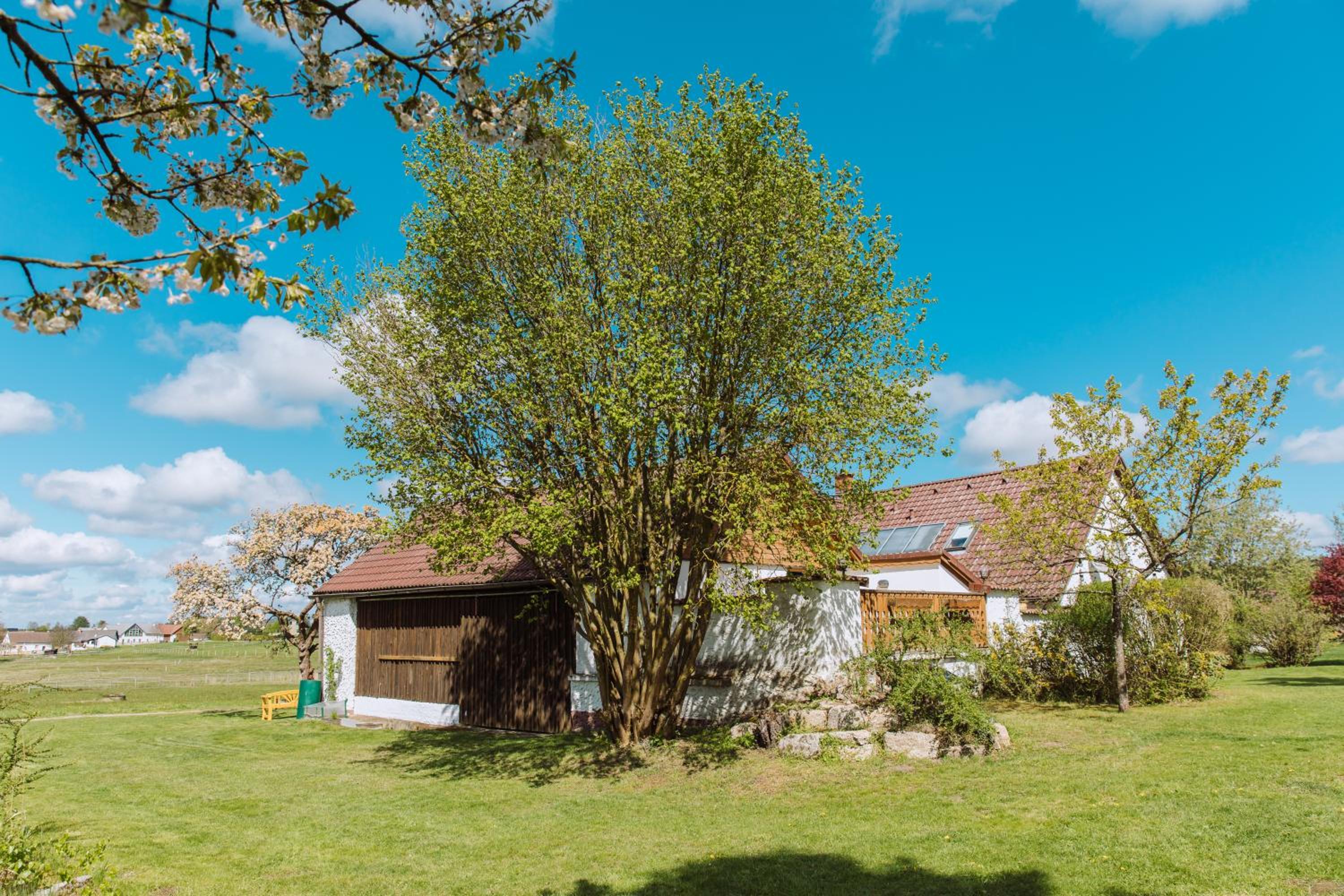 Idyllisches Landhaus mit Teich