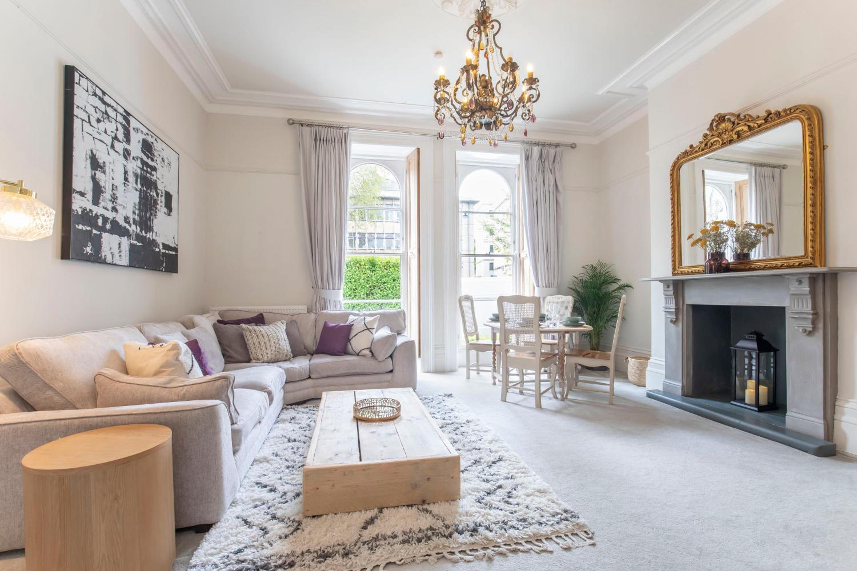 Beautiful Two Bedroom Regency Apartment view 3