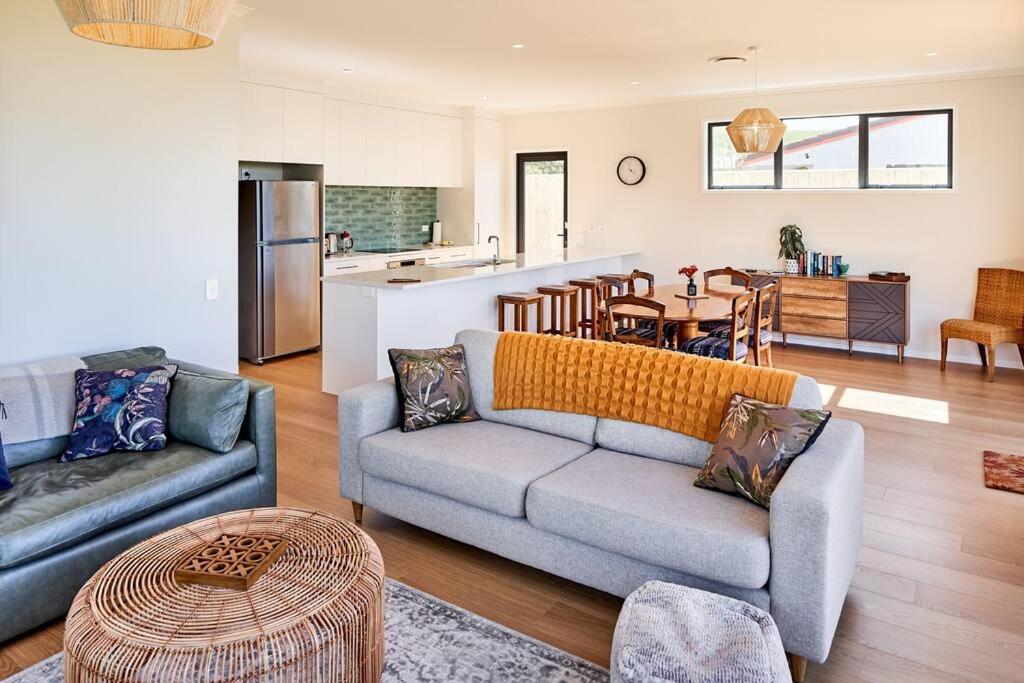 Amazing hill-top retreat, Outdoor Bath 30 mins to Wellington by train or car view 2