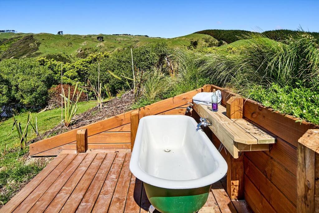 Amazing hill-top retreat, Outdoor Bath 30 mins to Wellington by train or car view 3