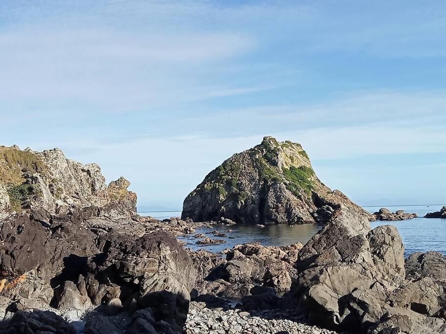 Amazing hill-top retreat, Outdoor Bath 30 mins to Wellington by train or car view 4
