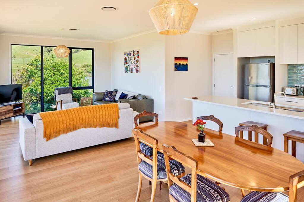 Amazing hill-top retreat, Outdoor Bath 30 mins to Wellington by train or car view 5