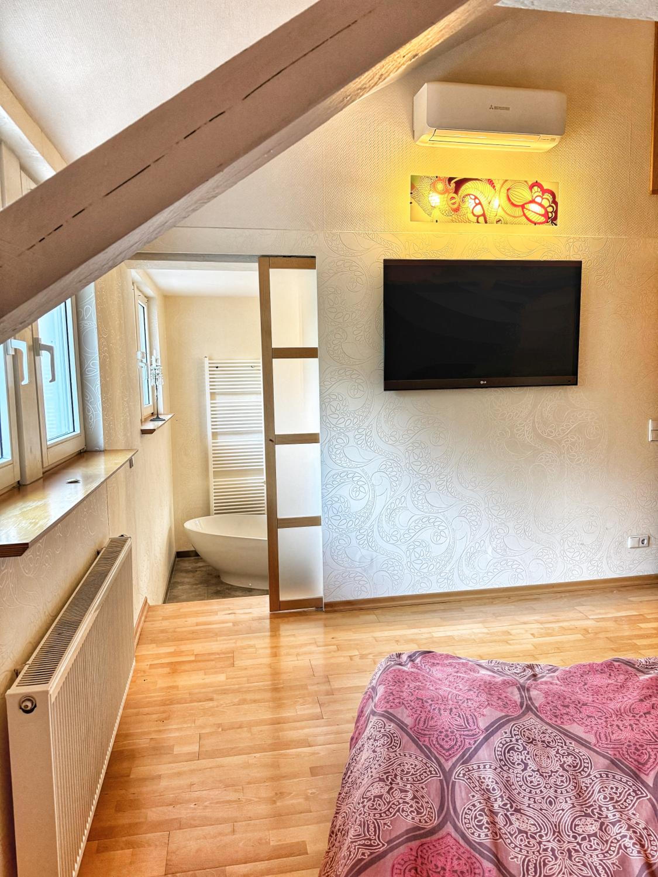 Klimaanlage, 5 Sterne Villa Bahnhoftraum, plus NEU zubuchbares Event, 333 qm, 1200qm Garten, virtueller Rundgang, Dachterrasse, Whirlpoolbadewanne