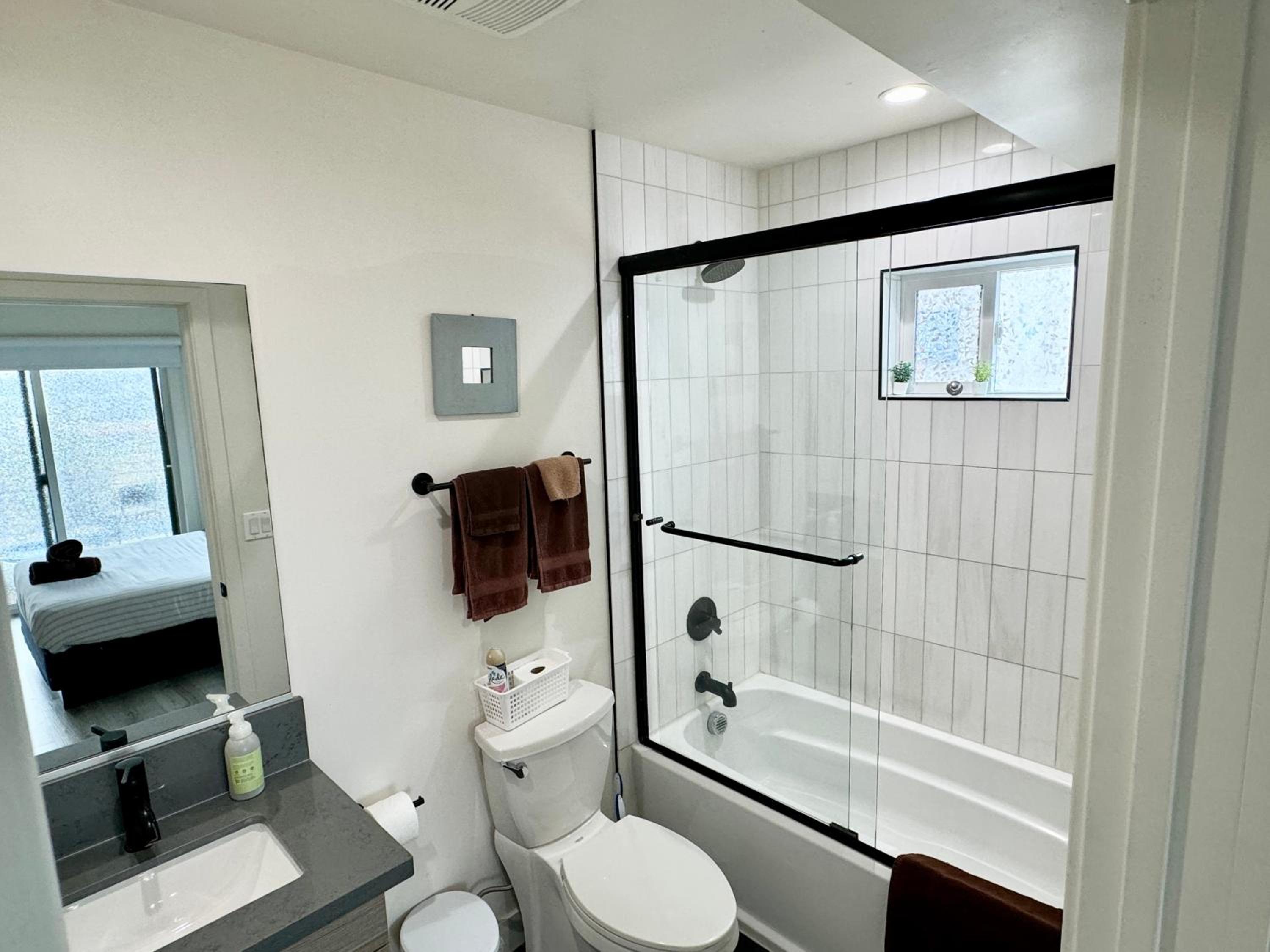 Cozy Chamber 3 BR Hollywood Townhouse